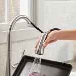 Kohler Malleco 下拉式廚房感應龍頭 (K-77748K-CP): Response™技術、DockNetik™磁力對接、Sweep™沖流模式