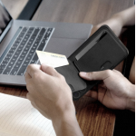 Momax SR51D 1-Wallet 磁吸可調式支架卡夾 (深灰色)